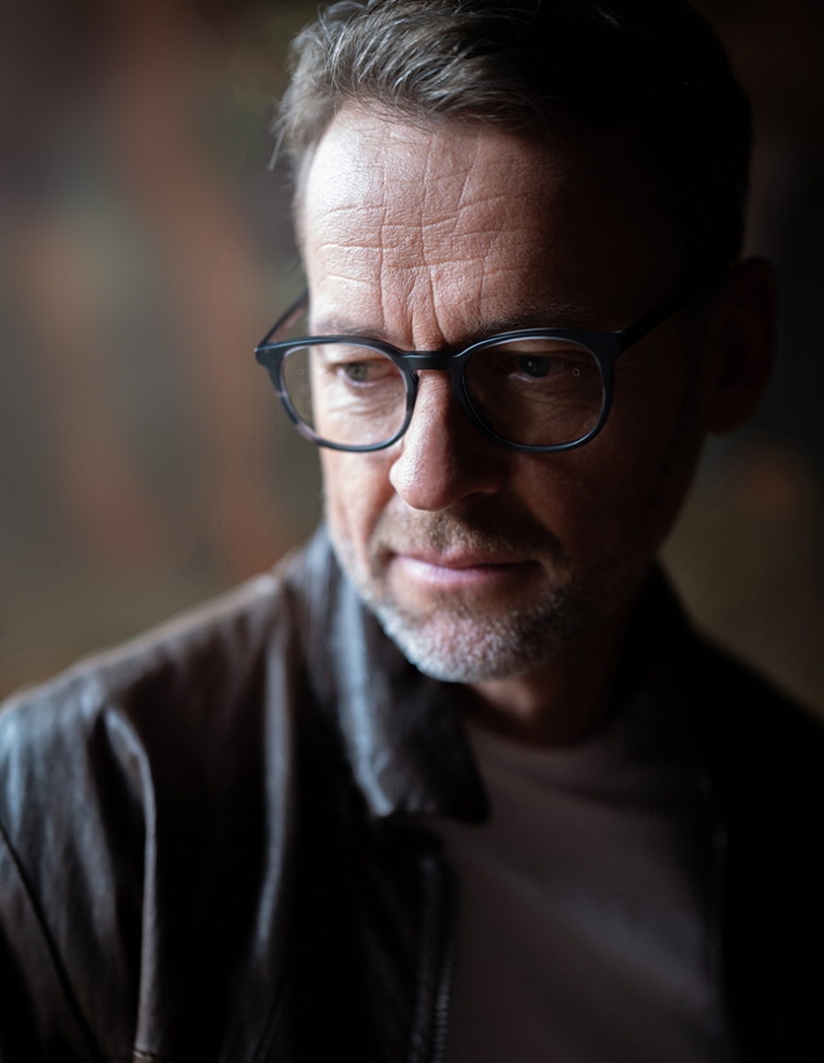 Mann mit Gleitsichtbrille.