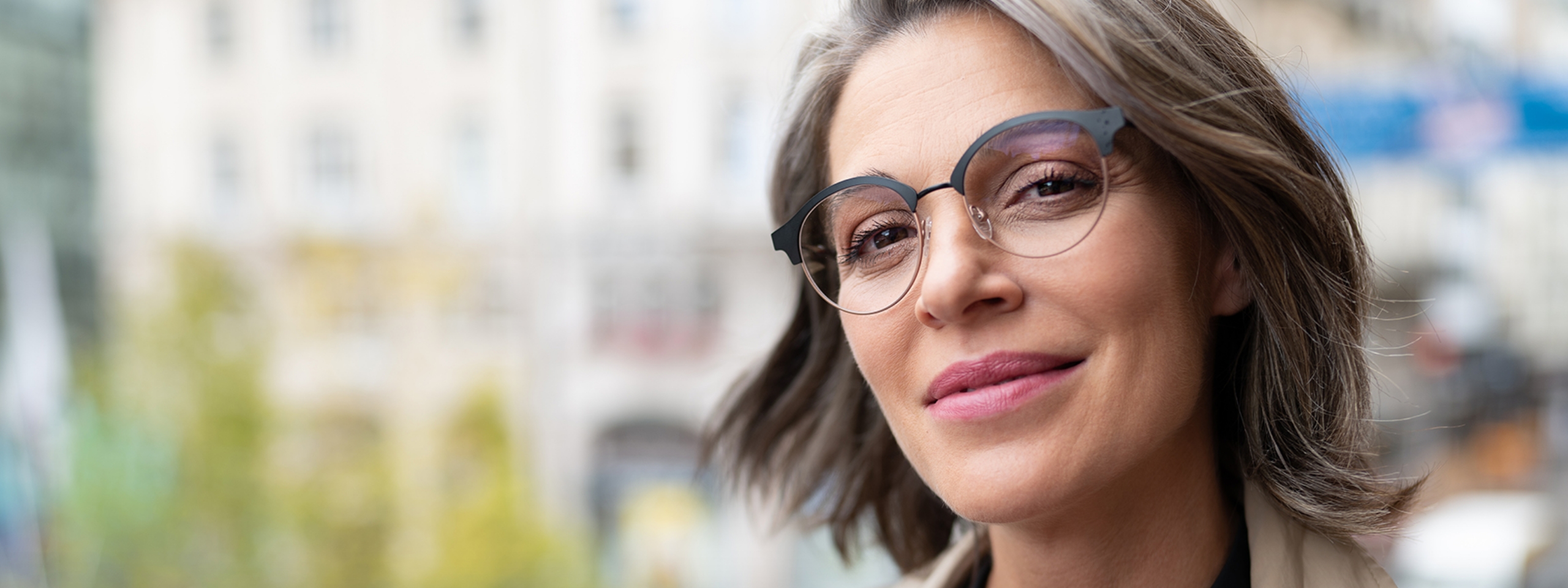 Frau im Gleitsichtalter mit Brille.