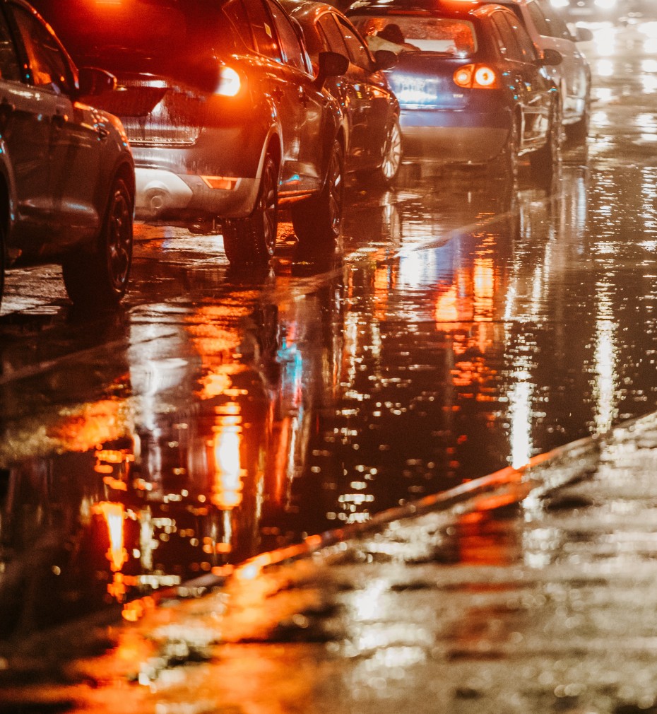 Straßenverkehr bei Nässe