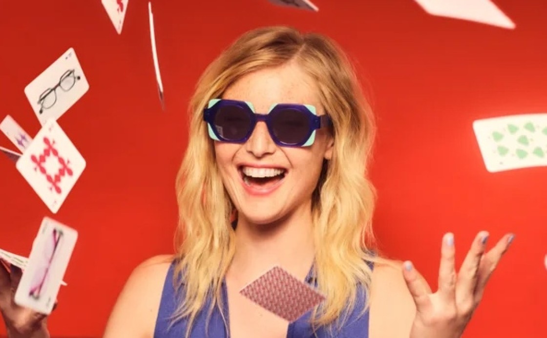 WOOW: Frau mit Sonnenbrille wirft Spielkarten in die Luft